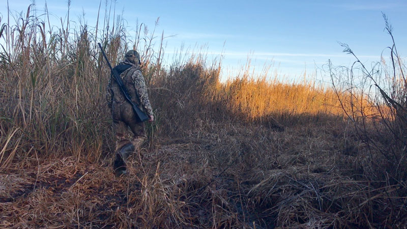 Female hunter in Marsh-Grass Camo